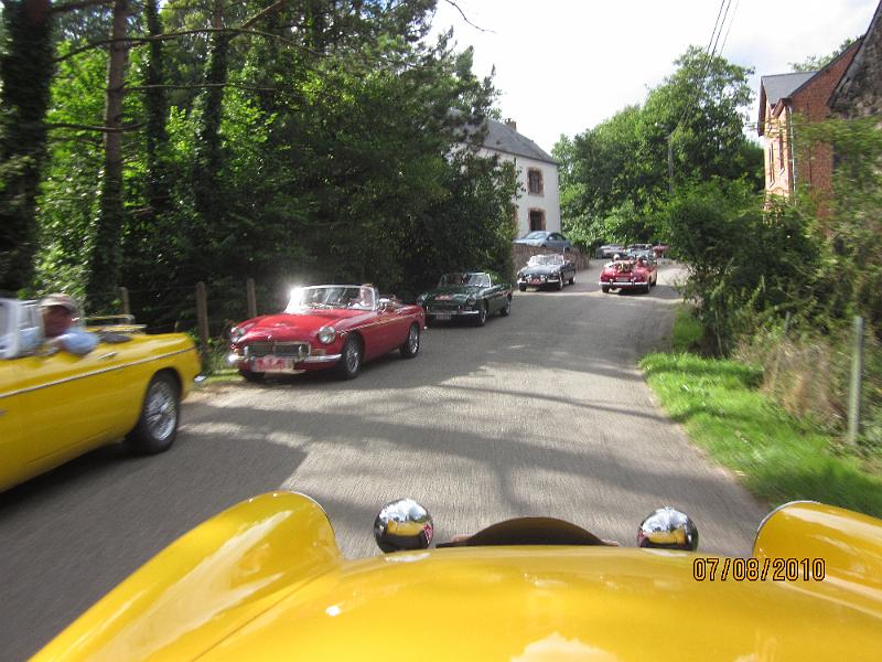 dag 2, La Roche en Ardenne - Dinant (112).jpg - Hier lopen allemaal vast, weer een plaatselijke activiteit, retour